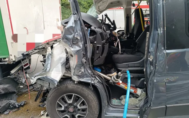 Tragická nehoda kamionu a dodávky ochromila provoz na opravované dálnici D5