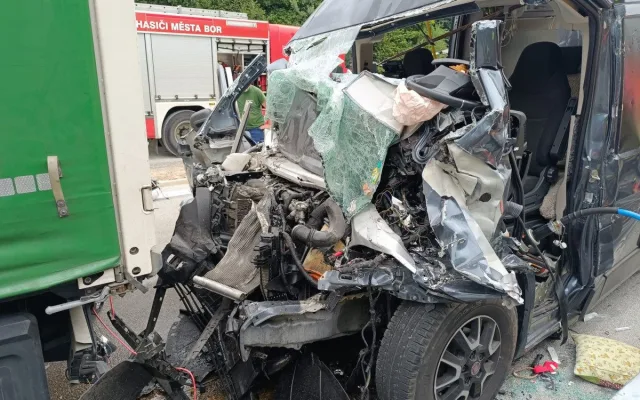 Tragická nehoda kamionu a dodávky ochromila provoz na opravované dálnici D5