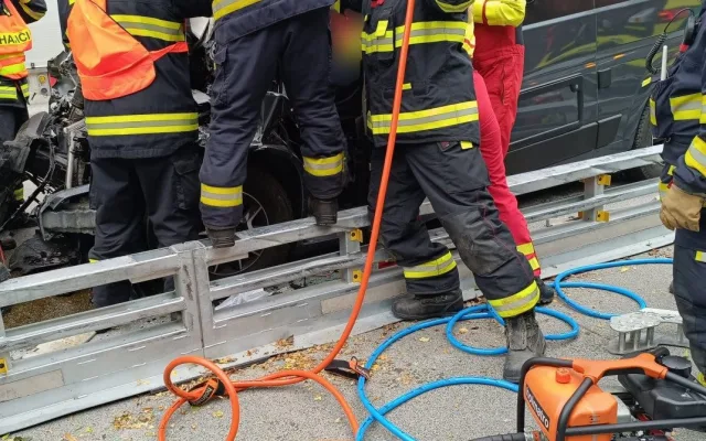 Tragická nehoda kamionu a dodávky ochromila provoz na opravované dálnici D5