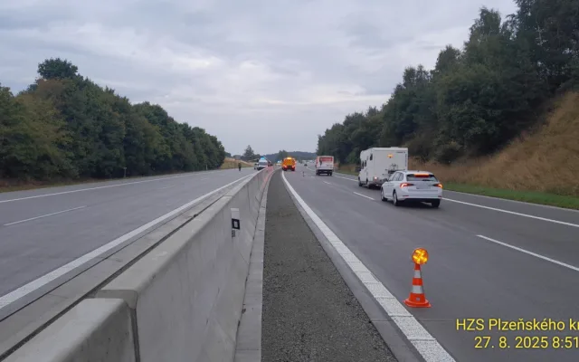 Motorkář se vážně zranil na dálnici D5, na místě zasahoval záchranářský vrtulník