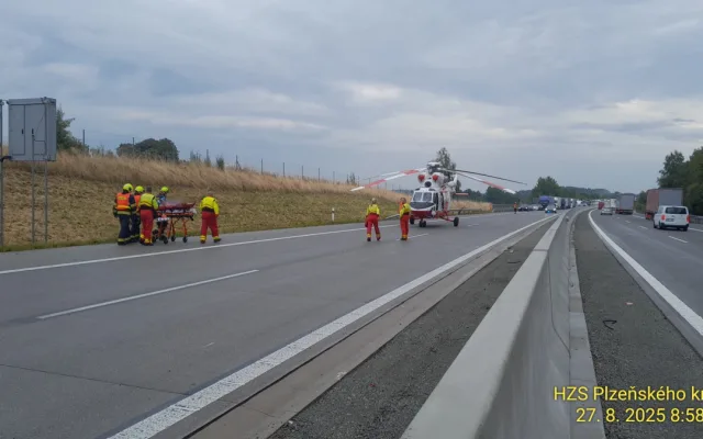 Motorkář se vážně zranil na dálnici D5, na místě zasahoval záchranářský vrtulník