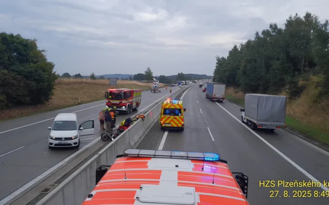 Motorkář se vážně zranil na dálnici D5, na místě zasahoval záchranářský vrtulník