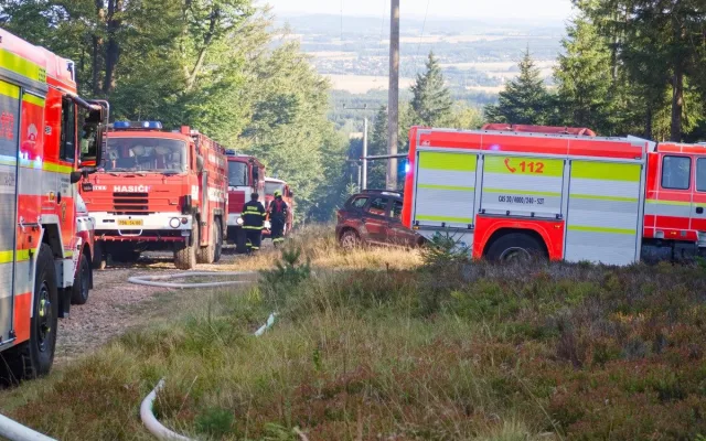 Ve vojenském prostoru v Brdech vypukl požár, hasiči využili i vrtulník