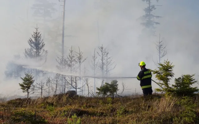 Ve vojenském prostoru v Brdech vypukl požár, hasiči využili i vrtulník