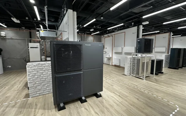 Panasonic otevřel v Plzni novou obří továrnu na tepelná čerpadla za osm miliard