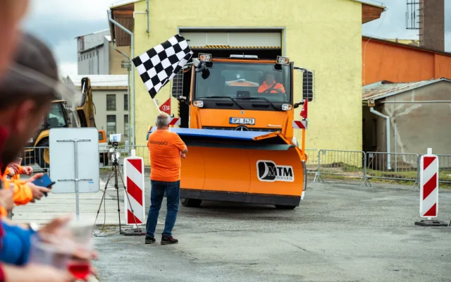 Cestáři poměřili své síly na záludné překážkové trati, projet ji museli se sypačem