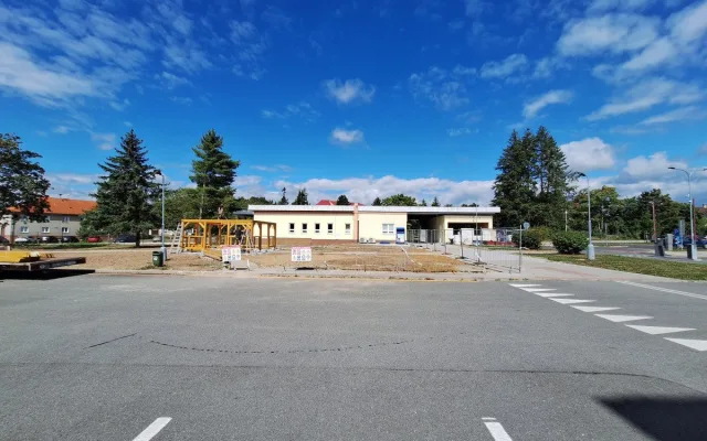 Nevzhledná travnatá plocha před nemocnicí se mění v park s altánkem