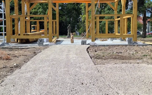 Nevzhledná travnatá plocha před nemocnicí se mění v park s altánkem