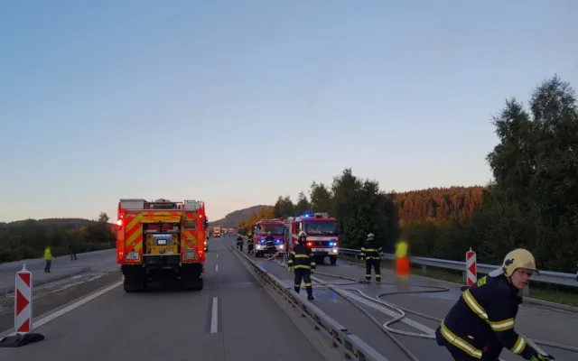 Požár kamionu ochromil provoz na dálnici D5, hasiči museli rozebrat část svodidel