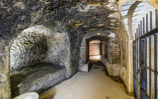 Zažijte prohlídku Plzeňského historického podzemí za svitu baterek