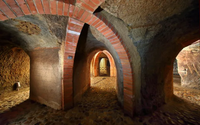 Zažijte prohlídku Plzeňského historického podzemí za svitu baterek