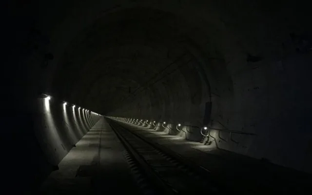 Muž ráno vběhl do nejdelšího železničního tunelu v Česku a ochromil tak dopravu