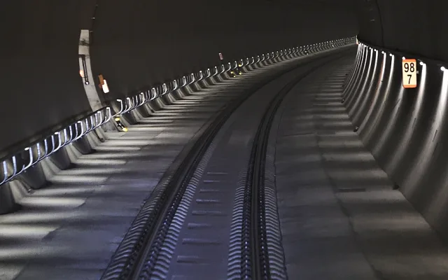 Muž ráno vběhl do nejdelšího železničního tunelu v Česku a ochromil tak dopravu