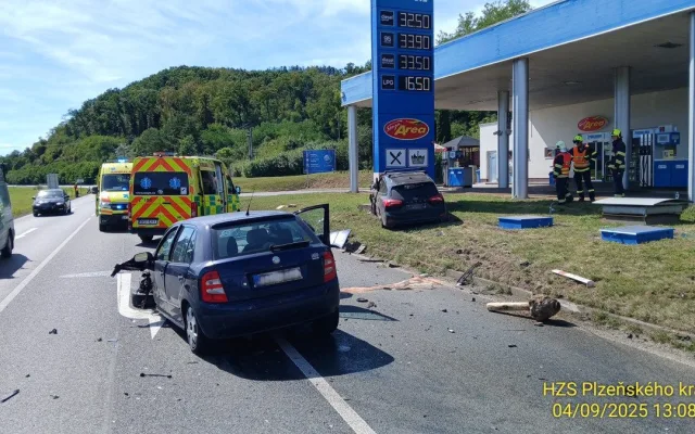 Nehoda u čerpací stanice u obce Borovy