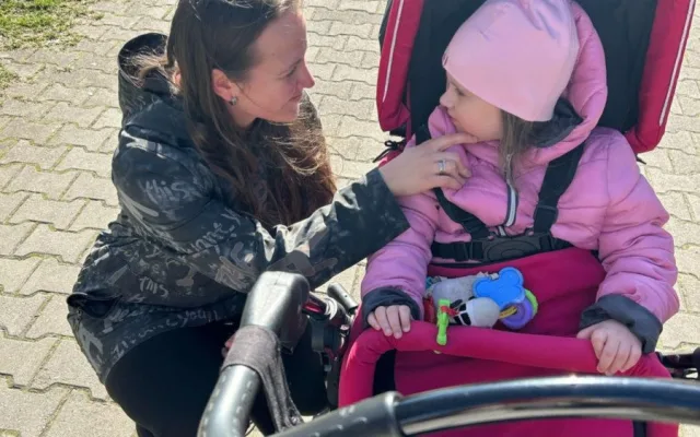 Emička trpí vážnou formou epilepsie. Denně má i 100 záchvatů bleskových křečí