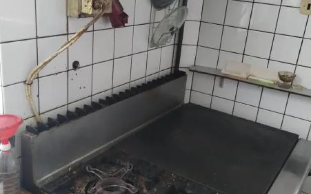 Všudypřítomná špína a myší bobky, inspekce uzavřela výrobnu jídel pro rozvoz
