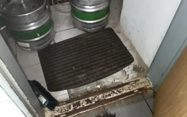 Naprosto nepřijatelná hygiena, inspekce uzavřela asijské bistro před bývalým Priorem