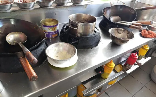 Naprosto nepřijatelná hygiena, inspekce uzavřela asijské bistro před bývalým Priorem