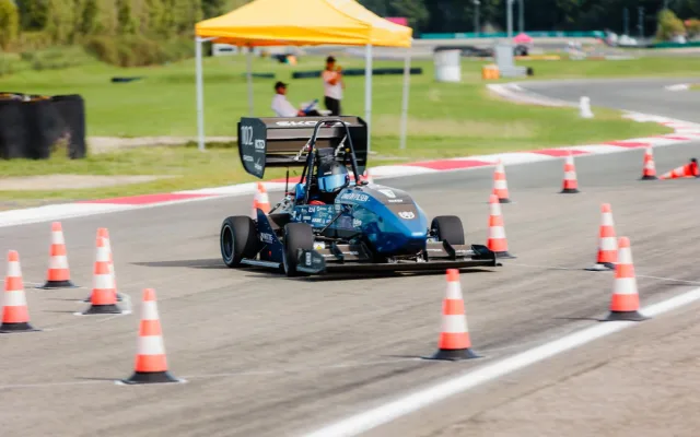 Elektrická formule plzeňských studentů obstála na okruhu v Itálii
