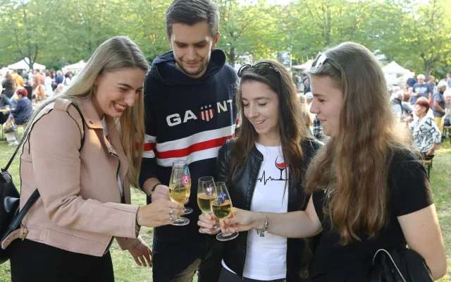 Habrmannovo náměstí ožívá slavnostmi vína. Kromě vín a sektů láká také na burčák