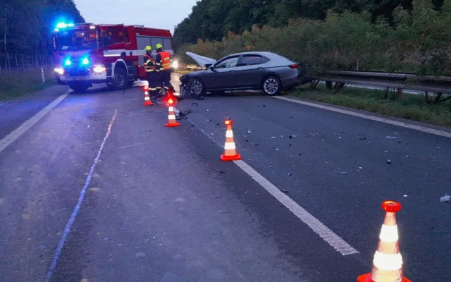Superb narazil ve vyšší rychlosti do bagru, který jel před ním
