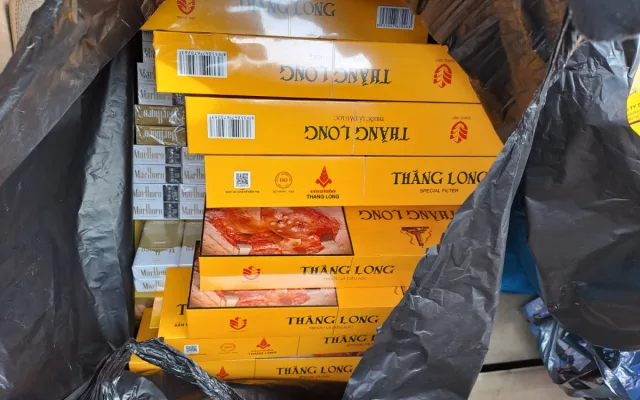 Tisíce neznačených cigaret našli celníci v jeden den na tržnici i při silniční kontrole