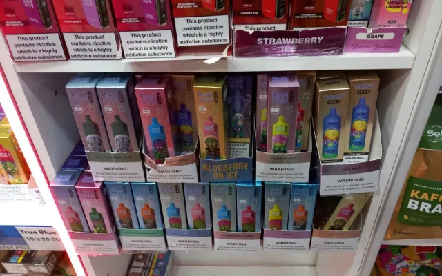 Tisíce neznačených cigaret našli celníci v jeden den na tržnici i při silniční kontrole