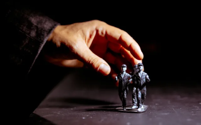 Alfa představuje hyperrealistickou loutkovou miniaturu o výbuchu ropné plošiny