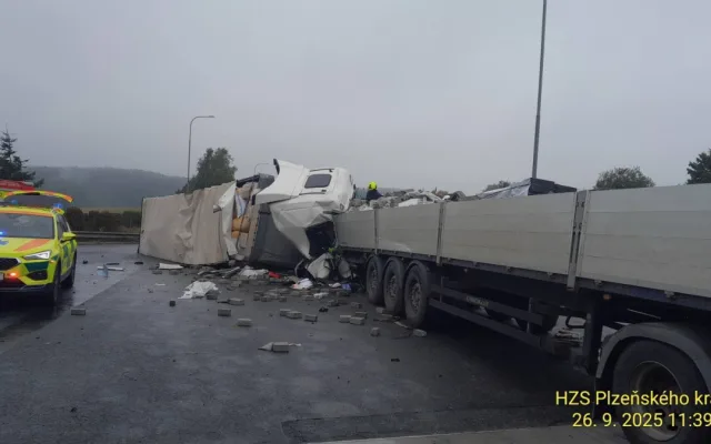 Hrozivá nehoda u čerpací stanice na D5. Srazily se dva kamiony a začalo tam hořet