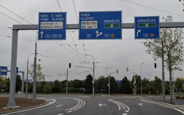 Řidiče děsí na přestavěném obřím kruháči les ze semaforů a vyhlížejí první nehodu