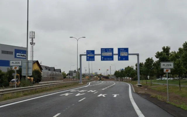 Řidiče děsí na přestavěném obřím kruháči les ze semaforů a vyhlížejí první nehodu