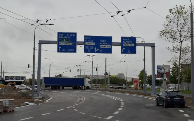 Řidiče děsí na přestavěném obřím kruháči les ze semaforů a vyhlížejí první nehodu