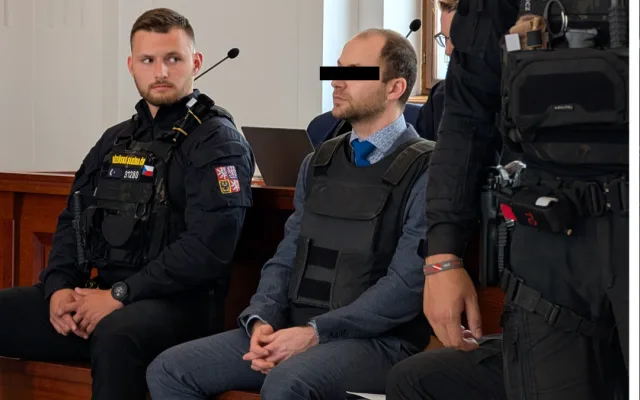Lékař obžalovaný z vraždy a pokusu o vraždu nejednal v afektu. Na milenku vzal sekeru