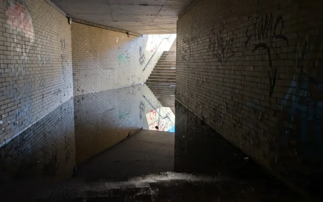 Uzavřený podchod hrůzy stále láká podivné existence, letos tam byla i mrtvola