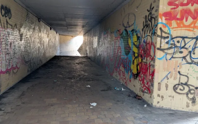 Uzavřený podchod hrůzy stále láká podivné existence, letos tam byla i mrtvola