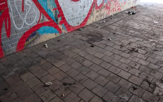 Uzavřený podchod hrůzy stále láká podivné existence, letos tam byla i mrtvola
