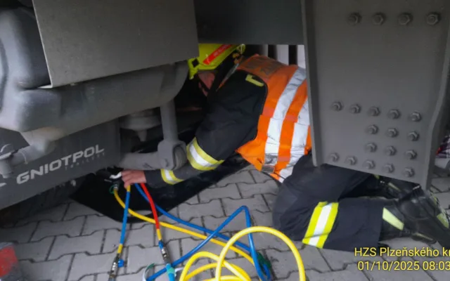 Muž utrpěl devastační zranění nohy, která se mu zaklínila pod kolem kamionu