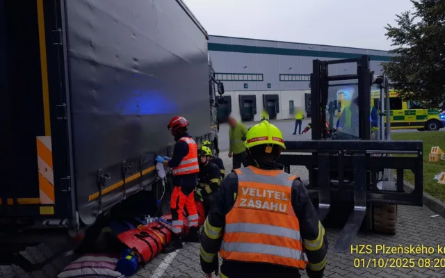 Muž utrpěl devastační zranění nohy, která se mu zaklínila pod kolem kamionu