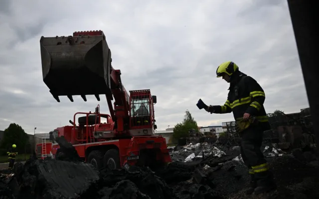 Hasiči kontrolovali skládky odpadu, kde dříve hořelo. Výsledky jsou alarmující