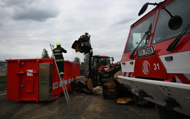 Hasiči kontrolovali skládky odpadu, kde dříve hořelo. Výsledky jsou alarmující