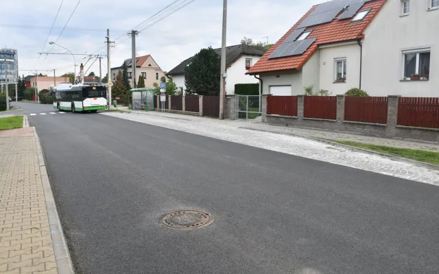 Provoz už se vrátil na opravený úsek Štefánikovy ulice v plzeňských Černicích
