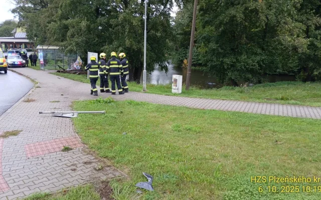 Auto se seniorem proletělo zastávkou, skočilo do rybníka a celé zmizelo pod vodou