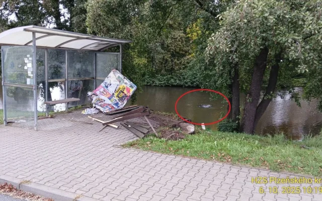 Auto se seniorem proletělo zastávkou, skočilo do rybníka a celé zmizelo pod vodou