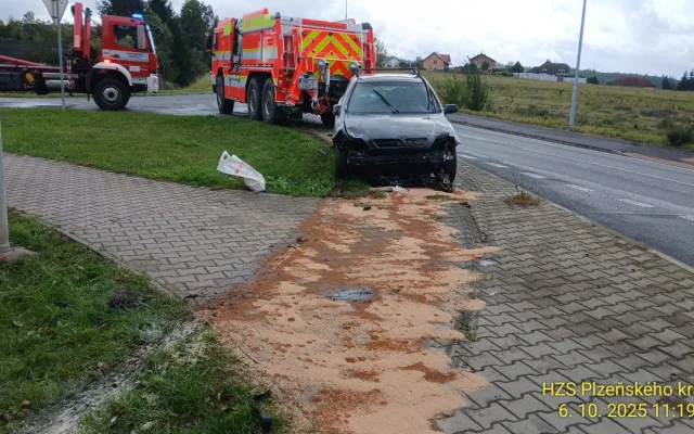 Auto se seniorem proletělo zastávkou, skočilo do rybníka a celé zmizelo pod vodou