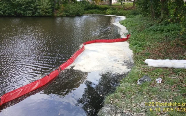 Auto se seniorem proletělo zastávkou, skočilo do rybníka a celé zmizelo pod vodou