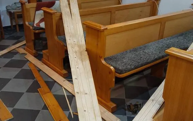 Zfetovaný muž se propadl střechou do kostela, předtím házel po lidech tašky