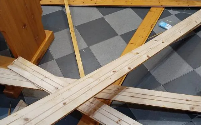 Zfetovaný muž se propadl střechou do kostela, předtím házel po lidech tašky