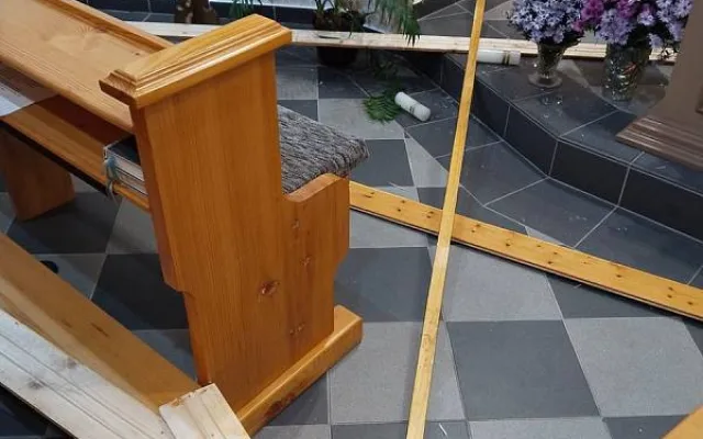 Zfetovaný muž se propadl střechou do kostela, předtím házel po lidech tašky