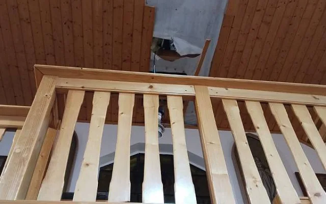Zfetovaný muž se propadl střechou do kostela, předtím házel po lidech tašky