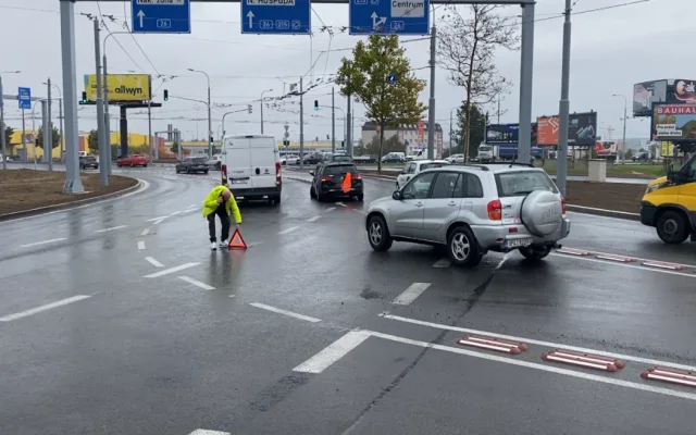 První nehoda už se stala na přestavěné turbo okružní křižovatce u Makra